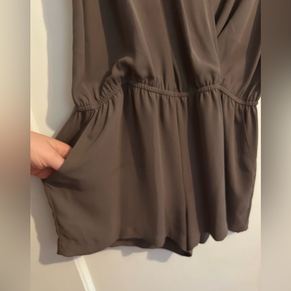 BCBG romper Taupe color size S - Picture 5 of 5